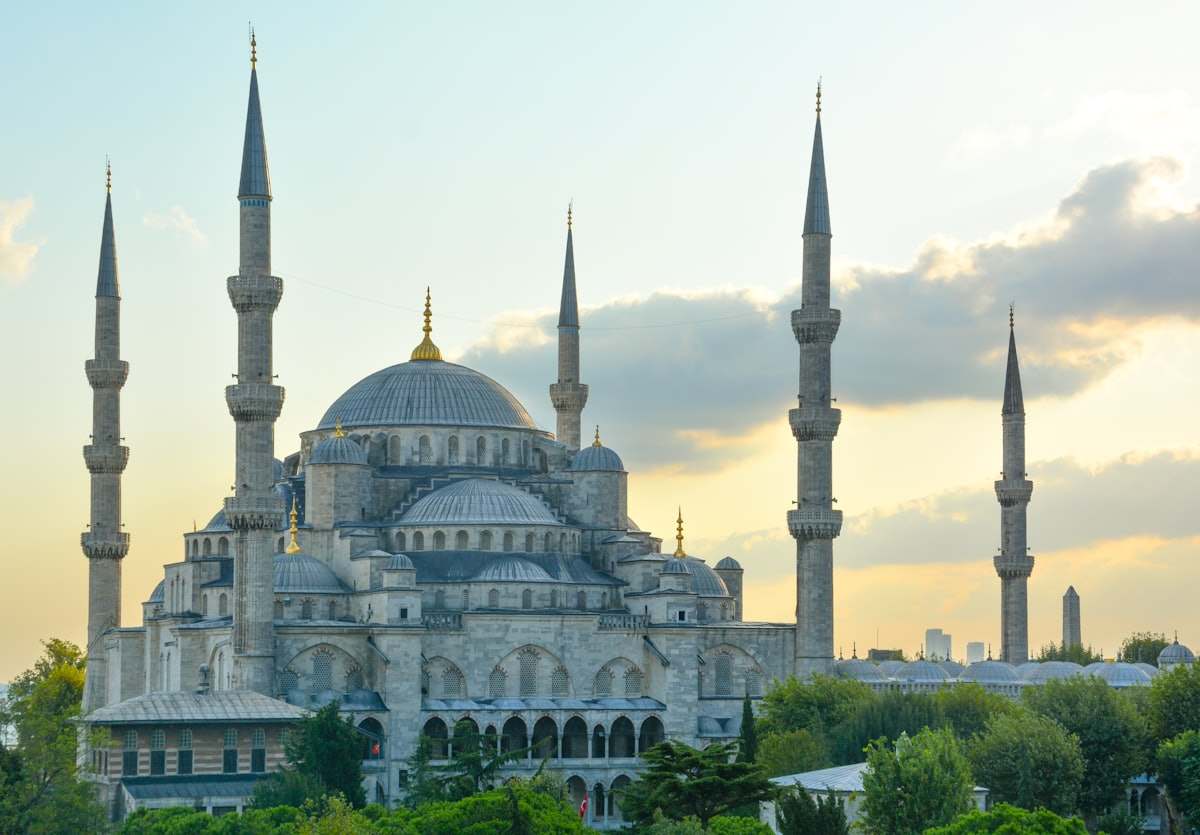 Mesquita com cúpulas e minaretes em Istambul, na Turquia, ao entardecer