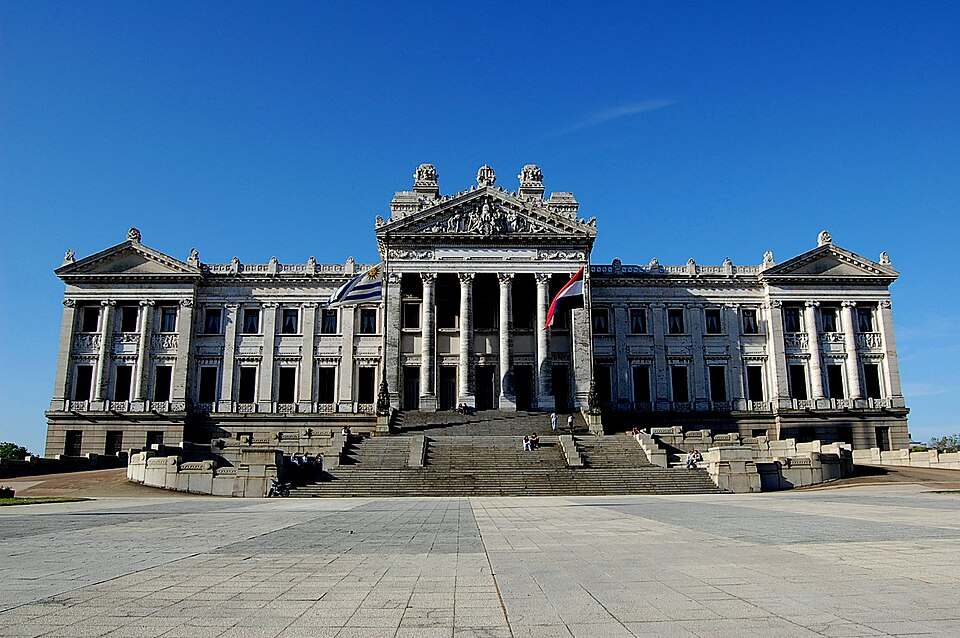 Palácio Legislativo de Montevidéu, no Uruguai, visto da praça em dia de céu limpo