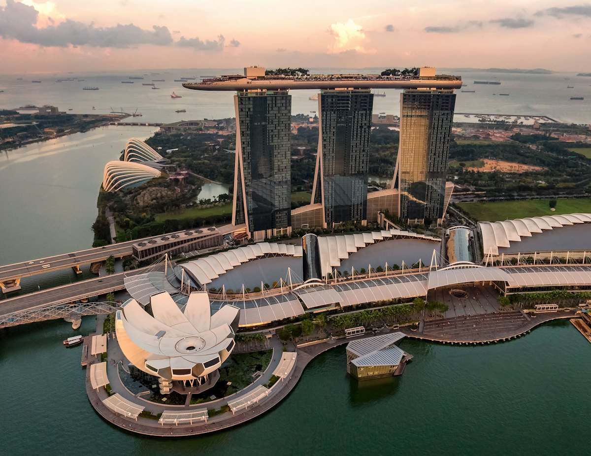 Marina Bay Sands e a orla de Singapura vistos do alto no fim da tarde