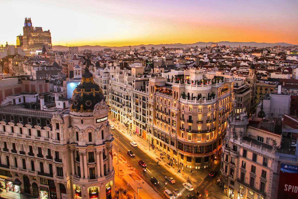 Prédios da Gran Via de Madri iluminados no fim da tarde