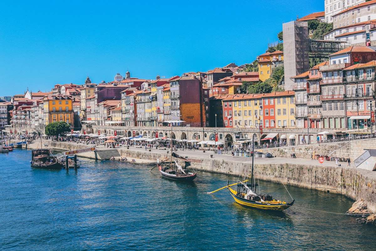 Casas coloridas e barcos rabelos na Ribeira do Porto, em Portugal