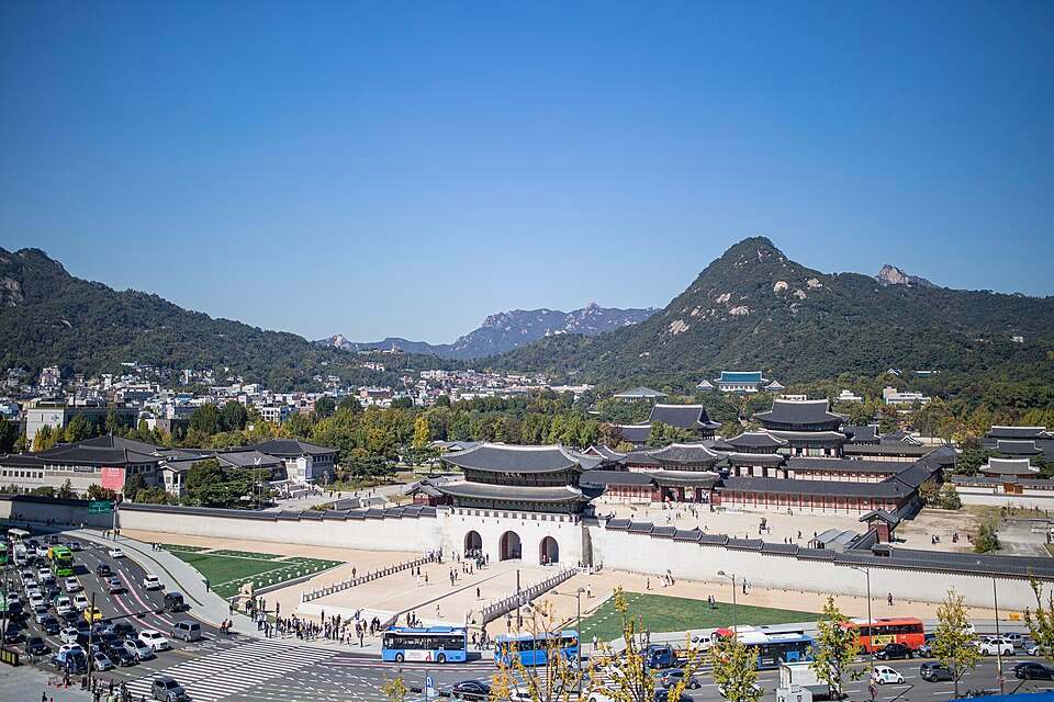 Palácio Gyeongbokgung e o portão Gwanghwamun em Seul, com montanhas ao fundo
