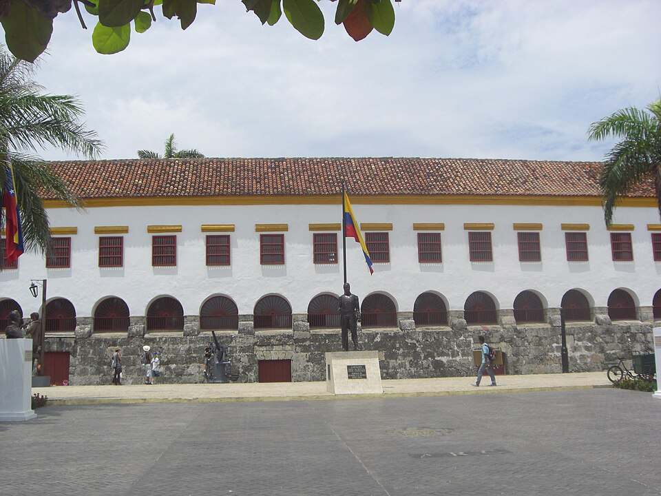 Casarão colonial branco com telhado de barro e bandeira, em Cartagena, na Colômbia