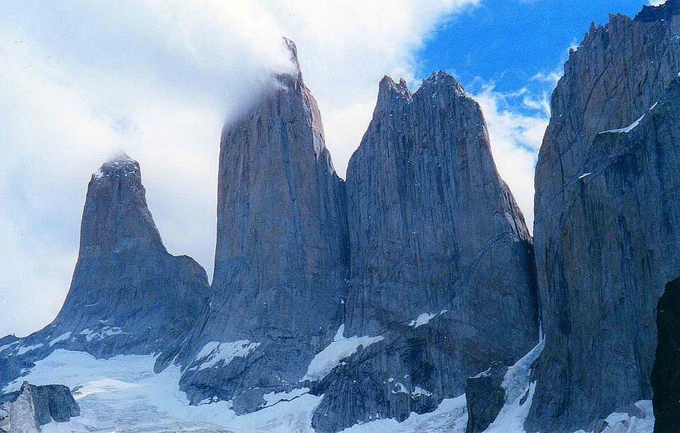 Torres de granito com neve no Parque Nacional Torres del Paine, no Chile